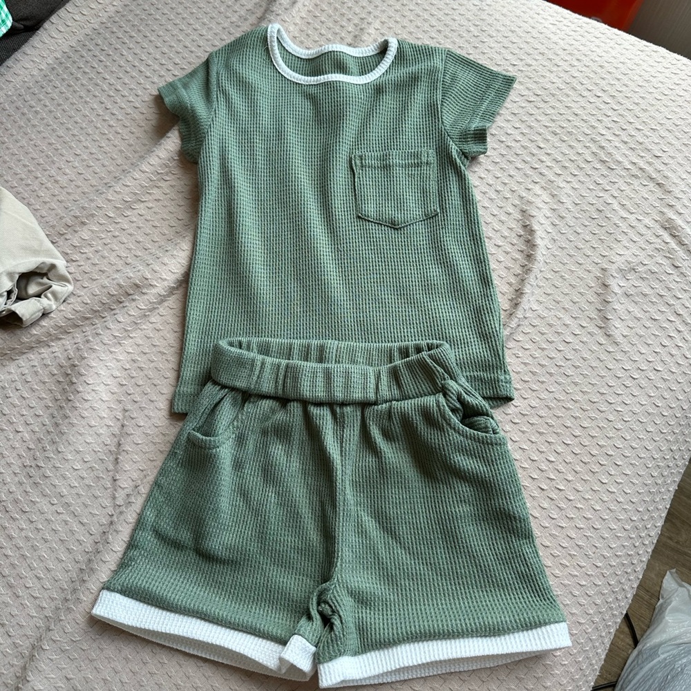 Cute, comfy outfit! Fits a 2t and 3t.